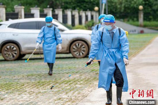 6月25日，从江县城区，工作人员对停车场进行消杀作业。吴德军 摄