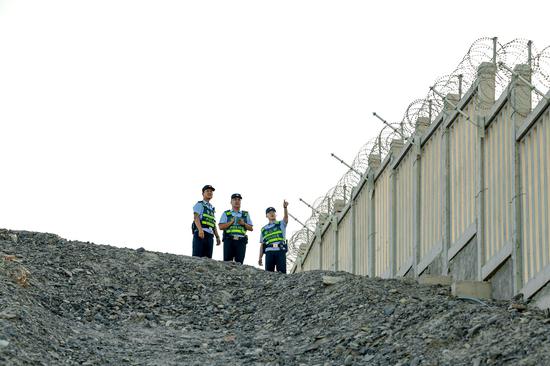 6月25日，防地 吐鲁番北站派出所民警对辖区铁路防护栅栏进行安全检查
。地毯式