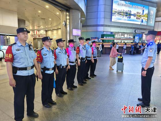 图为天津铁路公安处天津站派出所民警开展夜间治安清查 （北京铁路公安局天津铁路公安处供图）