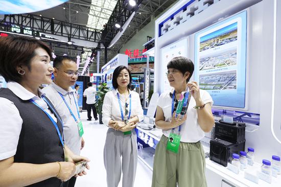 向客商介绍托克逊县白粮液酒。 向客商介绍托克逊县白粮液酒。