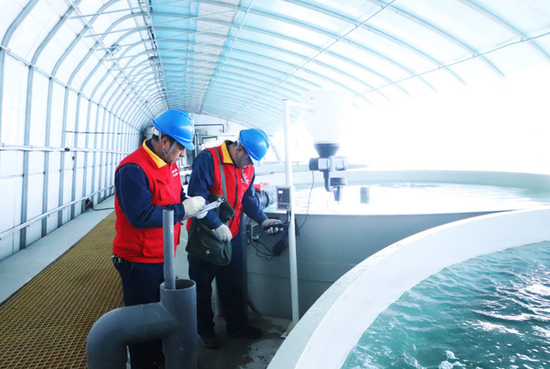 国网阿克苏供电公司员工前往乌什县冷水鱼养殖基地检查制氧设备用电情况。王红霞 摄 国网阿克苏供电公司员工前往乌什县冷水鱼养殖基地检查制氧设备用电情况。王红霞 摄