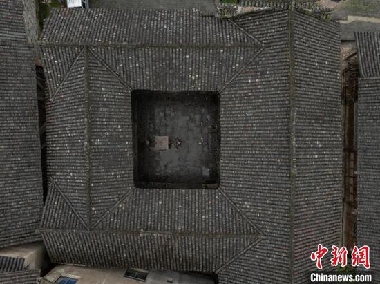 图为6月26日航拍“中国土家第一村”江口云舍村的土家桶子屋，土家族桶子屋是江口县最具地方民族特色的古建筑，它以干栏式三合院、四合院为主。2019年，云舍村土家桶子屋被列入贵州省级非物质文化遗产名录。(无人机照片)唐哲 摄