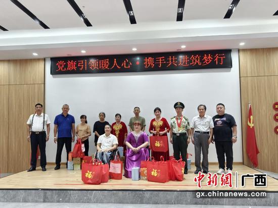 各爱心企业党支部代表将慰问品送到残疾人代表手中。 各爱心企业党支部代表将慰问品送到残疾人代表手中。