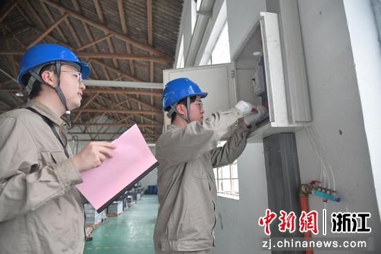 近日，玉环电网工作人员上门为企业服务。（侯水双 供图）