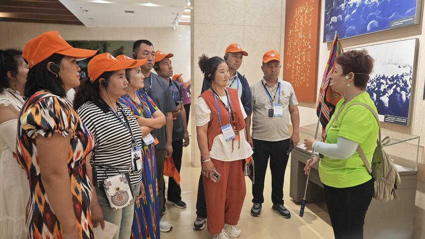 西柏坡,这个在中国革命史上留下浓墨重彩一笔的地方,曾是中共中央的所在地。1948- 1949年期间,中共中央在此指挥了辽沈、淮海、平津三大战役,召开了具有重大历史意义的七届二中全会,为新中国的成立奠定了坚实基础,也因此被誉为“新中国从这里走来”。 西柏坡,这个在中国革命史上留下浓墨重彩一笔的地方,曾是中共中央的所在地。1948- 1949年期间,中共中央在此指挥了辽沈、淮海、平津三大战役,召开了具有重大历史意义的七届二中全会,为新中国的成立奠定了坚实基础,也因此被誉为“新中国从这里走来”。