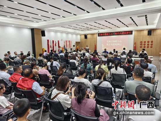 6月27日,创新社区开展“党旗引领暖人心·携手共进筑梦行”七一党建联合活动。 6月27日,创新社区开展“党旗引领暖人心·携手共进筑梦行”七一党建联合活动。