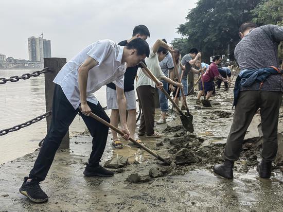 融安县烟草专卖局(营销部)组织人员参与清理淤泥。杨远鹏 摄