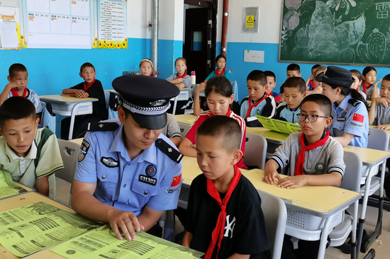 6月26日,萨尔托海边境派出所民警为学生讲解防溺水知识。e