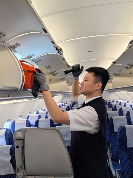 航空安全员航前严格清舱,南航广西分公司供图