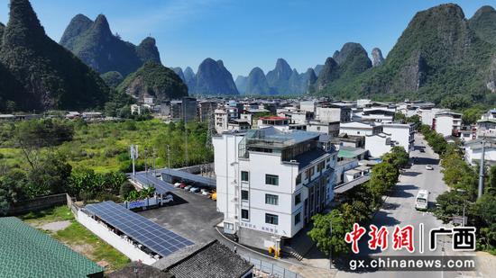 在桂林阳朔漓江核心景区近零碳示范区,已建成广西首个基于碳流分析的风光储直柔充零碳供电所。莫希涛 摄 在桂林阳朔漓江核心景区近零碳示范区,已建成广西首个基于碳流分析的风光储直柔充零碳供电所。莫希涛 摄