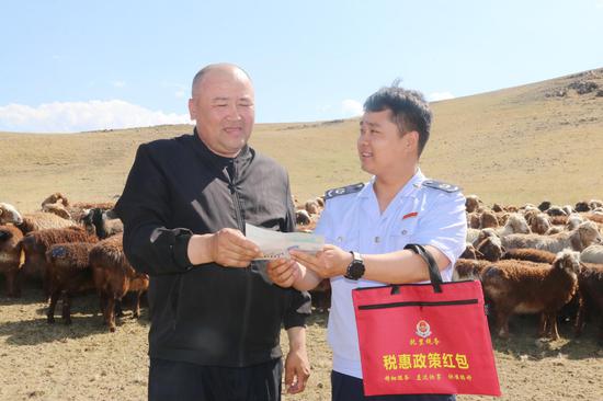 税务干部制作“税惠政策大礼包”,通过“点对点”靶向辅导,帮助牧民和企业及时享受政策红利。 税务干部制作“税惠政策大礼包”,通过“点对点”靶向辅导,帮助牧民和企业及时享受政策红利。
