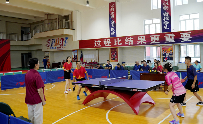 图为乒乓球比赛团体混合比赛。 晏崧铭 摄 图为乒乓球比赛团体混合比赛。 晏崧铭 摄
