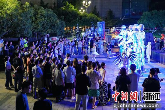 巨型“科技人”表演吸引民众观看。越城区委宣传部 供图 巨型“科技人”表演吸引民众观看。越城区委宣传部 供图