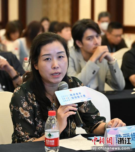 图为：嘉宾点评。中新社记者 王刚 摄