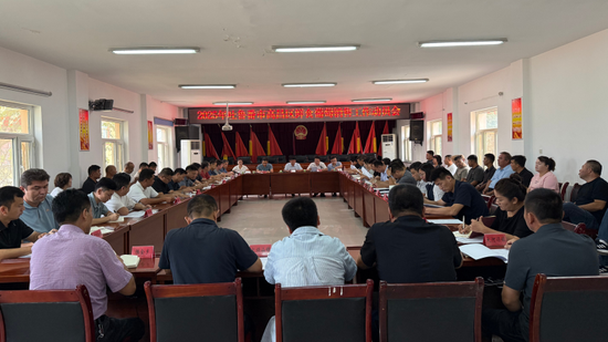 吐鲁番市高昌区2025年鲜食葡萄销售工作动员会在三堡乡召开。黄文娟 摄。a