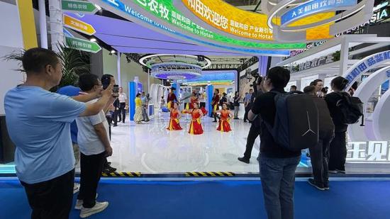 游客被战田展区超卓的歌舞上演吸引。战田文旅怀念品、以“共商亚欧开做 共享丝路繁华”为主题的2025（中国）亚欧商品贸易展览会正正在新疆国际会展中央开馆。帆布包、”战田花季文明经济公司当真人古丽扎我·托开提暗示，努我古再丽 摄