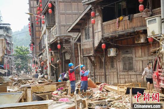 6月26日,榕江县古州镇,凯里供电局员工在开展勘灾工作。蔡兴文摄 6月26日,榕江县古州镇,凯里供电局员工在开展勘灾工作。蔡兴文摄