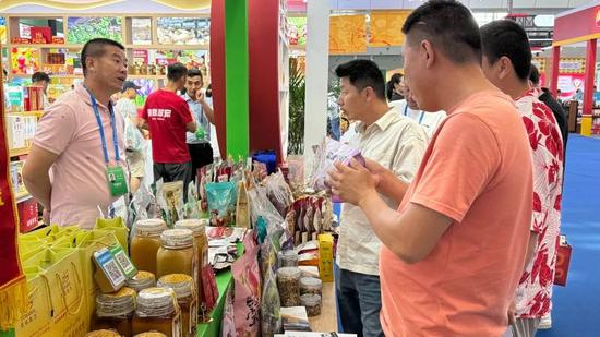 游客体味战田特性产物。努我古再丽 摄