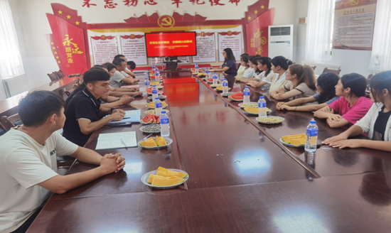 与高考毕业生进行交流。