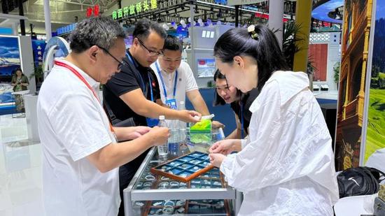 和田玉制品深受游客喜爱。努尔古再丽 摄