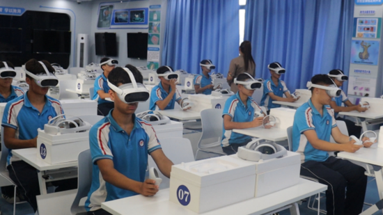 洛浦县高级技工学校的学生正在使用中国移动援建的VR教室上课。