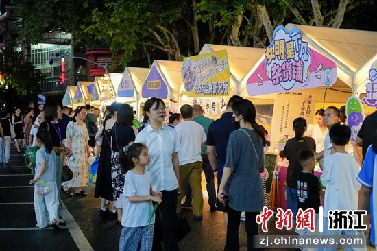 特色摊位吸引民众。越城区委宣传部 供图 特色摊位吸引民众。越城区委宣传部 供图