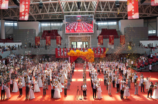 集体婚礼在全场高唱《我为祖国献石油》的激昂旋律中达到高潮。克拉玛依融媒记者 崔文娟 摄6