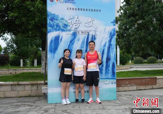 图为参赛选手打卡留影。石小杰 摄