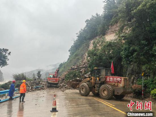 抢修现场。 贵州省交通运输厅 供图 抢修现场。 贵州省交通运输厅 供图