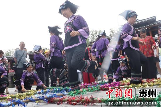 图为偏坡布依族乡的村民在跳竹竿舞。 代紫庭摄。 图为偏坡布依族乡的村民在跳竹竿舞。 代紫庭摄。