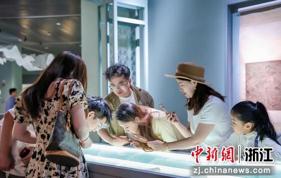 近日,游客观展现场。(主办方供图) 近日,游客观展现场。(主办方供图)