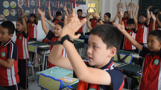 王丹老师的课堂上同学们都积极参与 房莹 摄