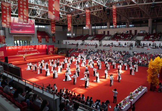 6月28日,中国石油大学(北京)克拉玛依校区举办“天山缘起 疆爱永恒”情牵中石大集体婚礼。克拉玛依融媒记者 崔文娟 摄
