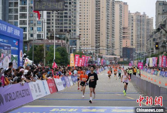 图为参赛选手在比赛中。石小杰 摄