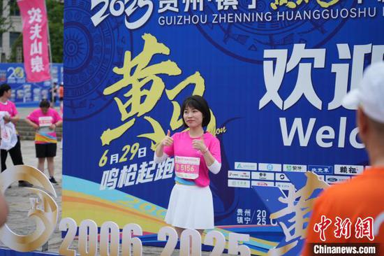 图为参赛选手打卡留影。石小杰 摄