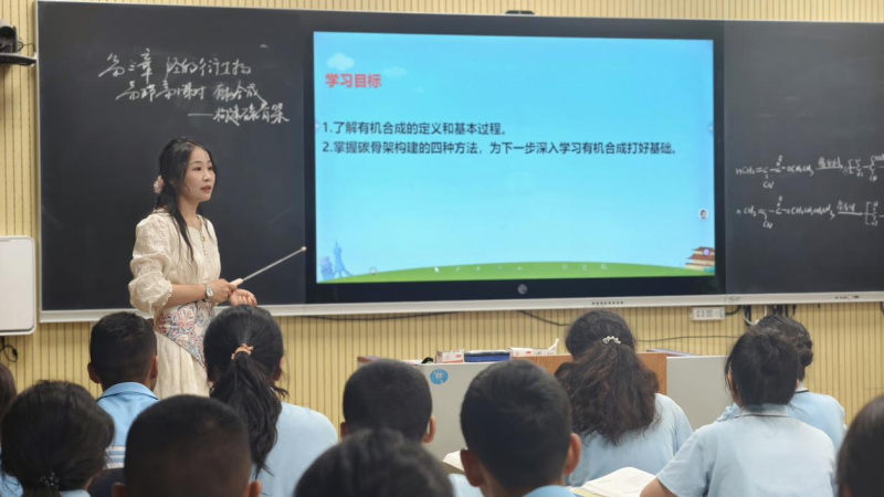 上图:疏附县第二中学教师费琼河展示《有机合成的首要任务——构建碳骨架》示范课。
上图:疏附县第二中学教师费琼河展示《有机合成的首要任务——构建碳骨架》示范课。