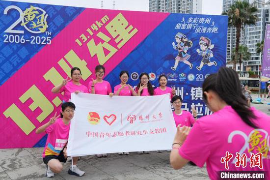 图为参赛选手打卡留影。石小杰 摄