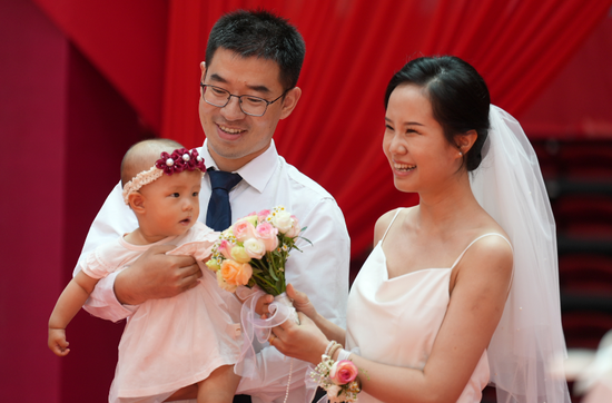 喜结良缘的留疆毕业生重返母校参加典礼。克拉玛依融媒记者 崔文娟 摄
