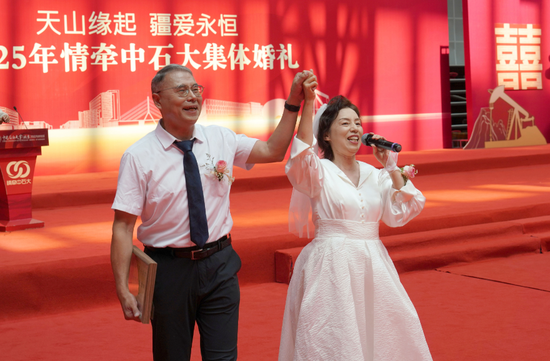 校区银龄教师戴希龙携妻子参加典礼并倾情献唱。克拉玛依融媒记者 崔文娟 摄0