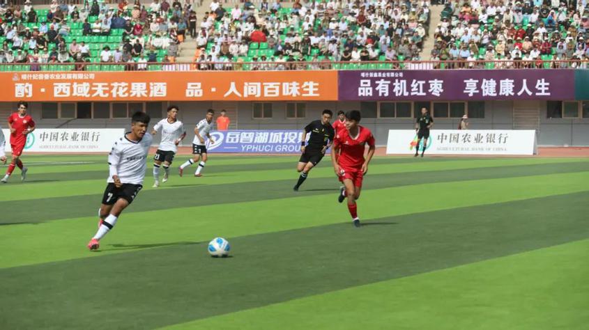 中国新疆喀什岳普湖县代表队对战塔吉克斯坦国家足球学院代表队。喀什地区融媒体中心 记者陈朝 摄 中国新疆喀什岳普湖县代表队对战塔吉克斯坦国家足球学院代表队。喀什地区融媒体中心 记者陈朝 摄