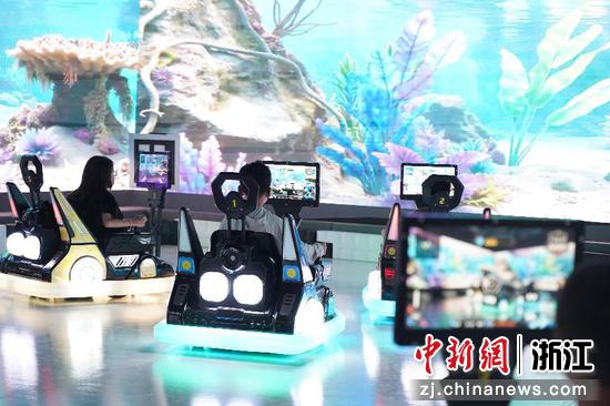 民众在湖州未来机器人探索乐园体验。南太湖新区 供图 民众在湖州未来机器人探索乐园体验。南太湖新区 供图