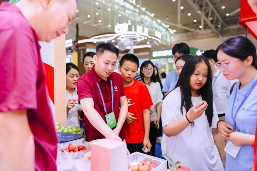 客商为各类荔枝点赞。
客商为各类荔枝点赞。
