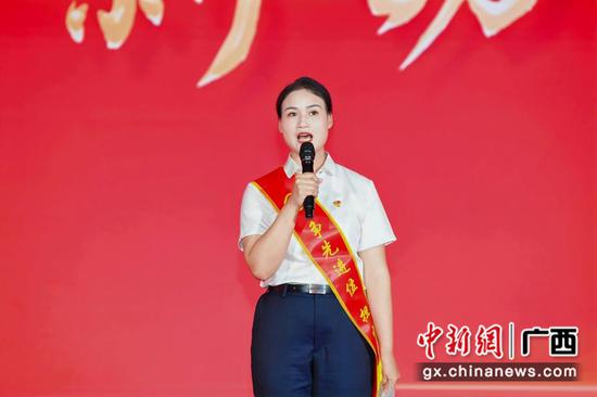 来自贵港平南分公司的先进代表马小雁发表获奖感言。 来自贵港平南分公司的先进代表马小雁发表获奖感言。