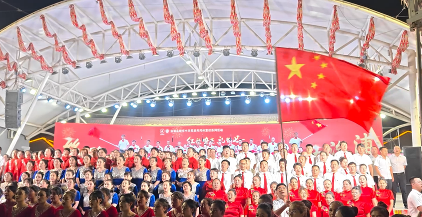 洛浦县各族群众齐唱《歌唱祖国》