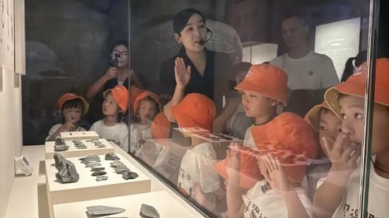 广西“小砂糖橘”参观博物馆展品。郭晨 摄