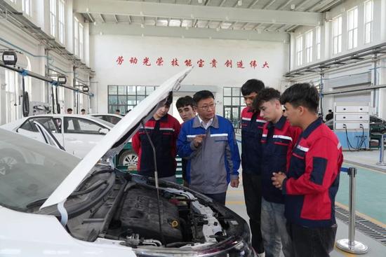 天津援疆教师林泉为学生讲解汽车发动机电控系统构造与检修技术。阿卜力克木·依卜拉依木 摄