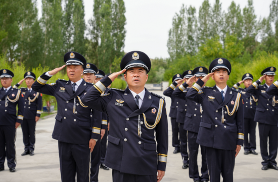 2025年6月30日,民警们正在歌唱国歌。36