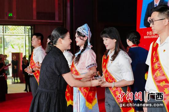 广西壮族自治区国资委主任尤莉莉为获奖代表颁奖。 广西壮族自治区国资委主任尤莉莉为获奖代表颁奖。