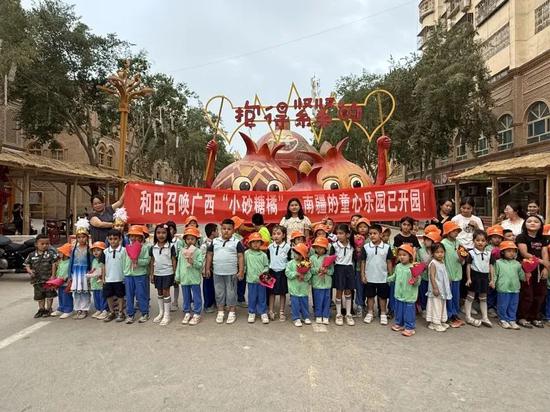 两地小朋友及带队老师在和田团城合影。郭晨 摄