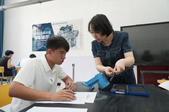 天津援疆教师杨喆为学生讲解机电设备装备与调试知识。阿卜力克木·依卜拉依木 摄